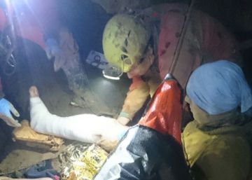 Las asistencias m&eacute;dicas atienden al espele&oacute;logo rescatado en Zestoa.