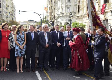 La comitiva oficial, con Fernando Giner portando la Senyera, en la Procesi&oacute;n C&iacute;vica.