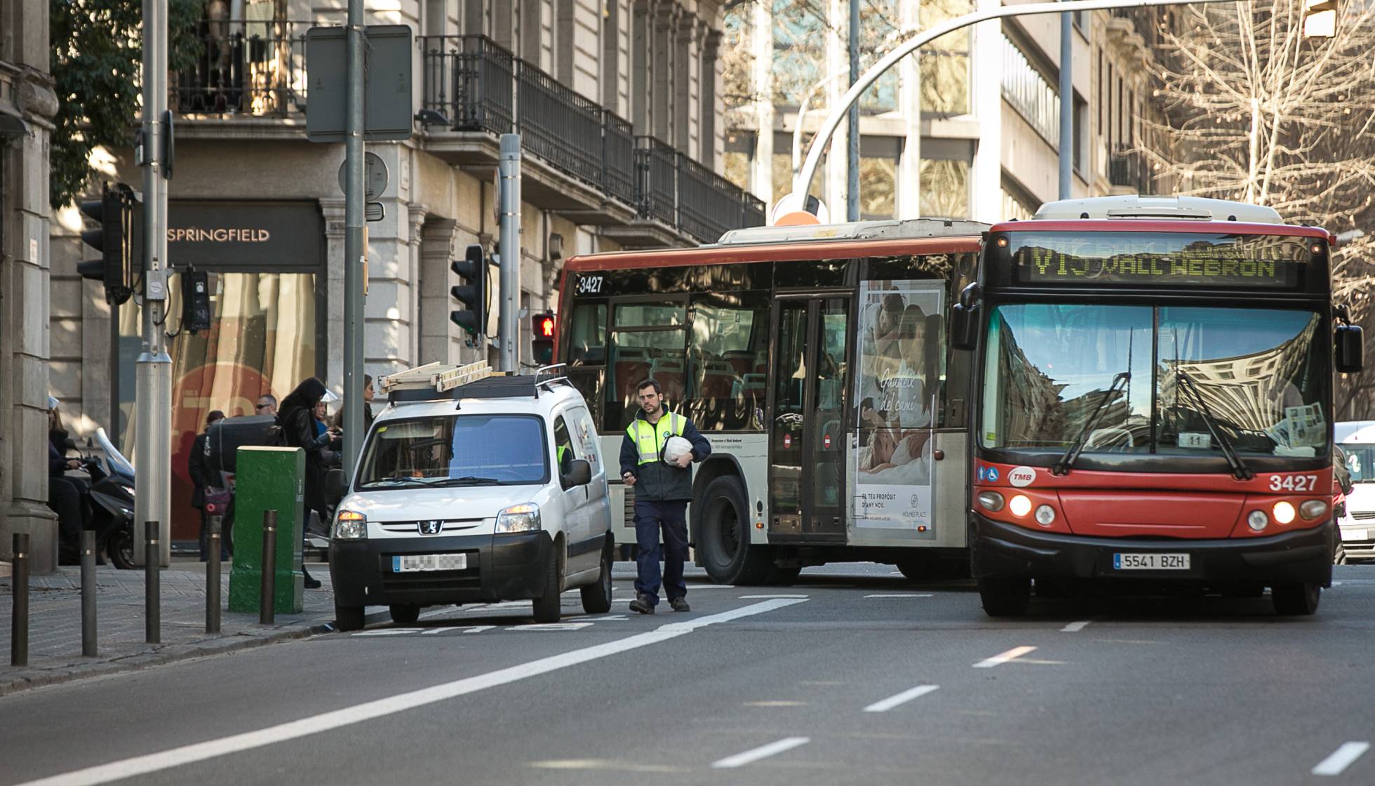 ada colau: Barcelona incrementará las multas a coches que circulen por