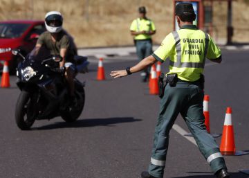 Un guardia civil realiza un control en una carretera madrile&ntilde;a.