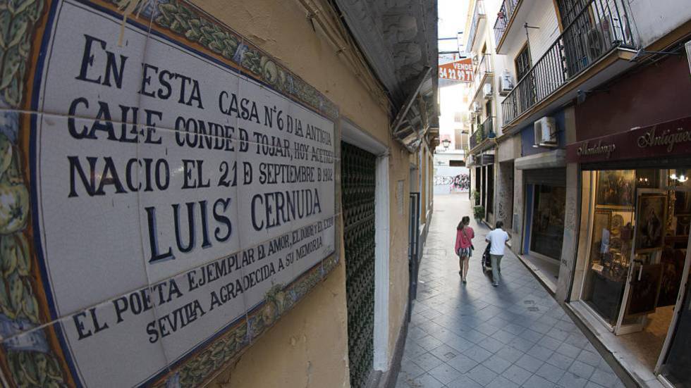 Azulejo conmemorativo en la casa natal de Luis Cernuda.