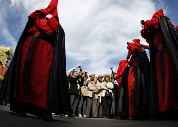 Procesi&oacute;n de la Soledad a su paso por la Puerta del Sol de Madrid.