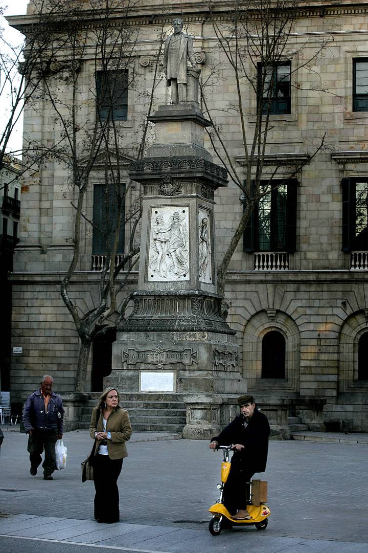 Colau retirarà l'estàtua i el nom de la plaça d'Antonio ...