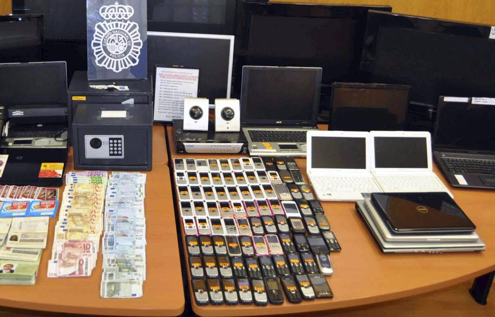 Teléfonos móviles decomisados por la policÃa en una operación.