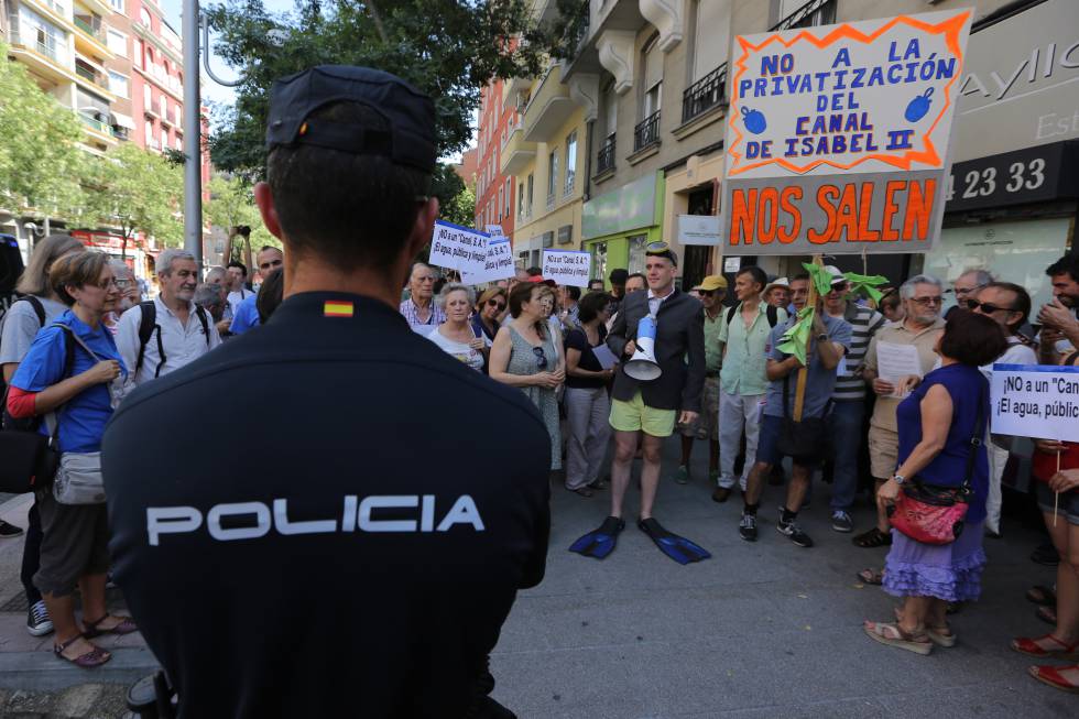 Protesta ciudadana ayer a las puertas de la sede del Canal de Isabel II, en la calle de Santa Engracia.