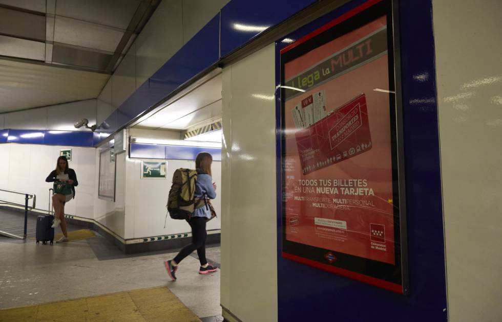 Un cartel anunciando la tarjeta de metro de Madrid, en la estación de Arguelles.