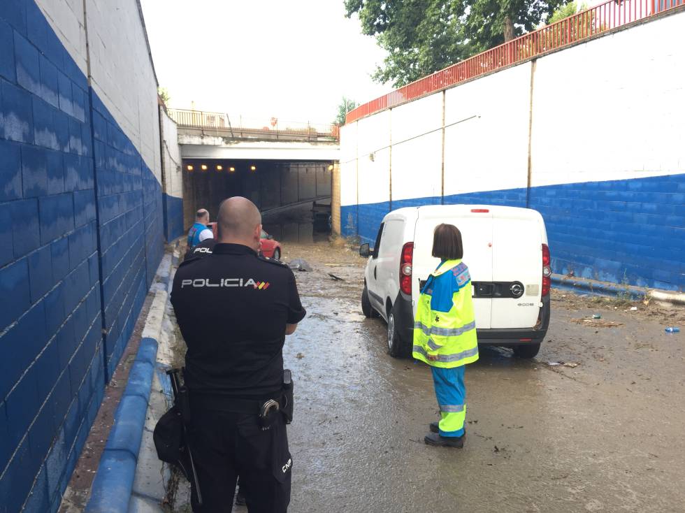 Policías y sanitarios del Summa delante de la furgoneta y el paso subterráneo.
