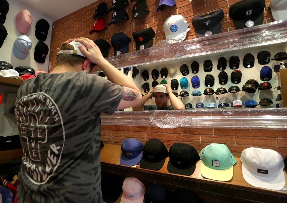 Un cliente en La tienda de las Gorras.