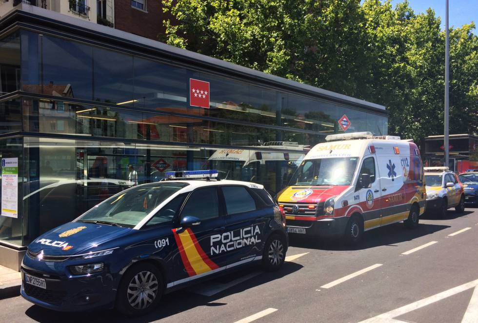 Vehículos policiales y del Samur aparcados en la estación de Embajadores esta mañana.