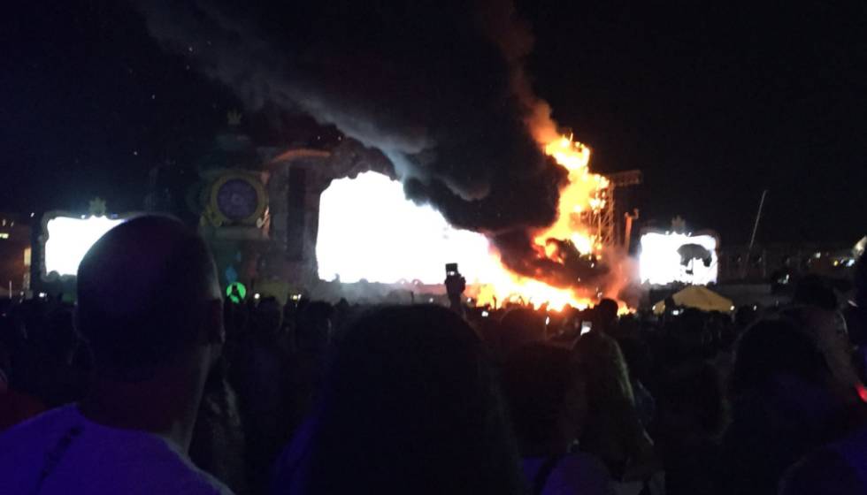 Imagen del incendio en un escenario de Tomorrowland en Barcelona.