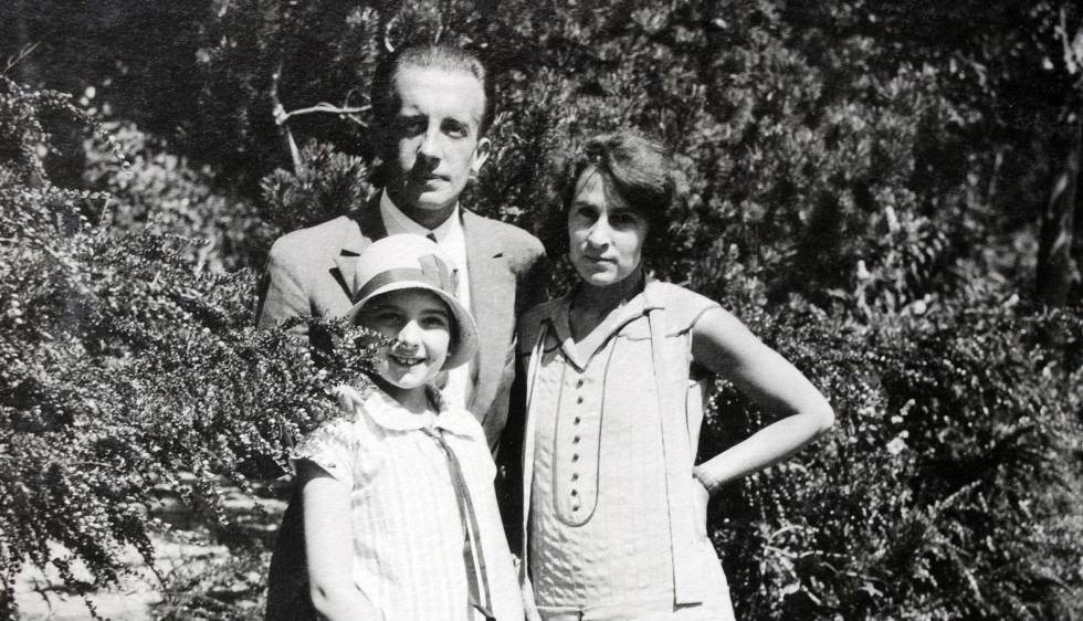 Cécile com Paul Éluard, seu pai, e Gala, sua mãe.