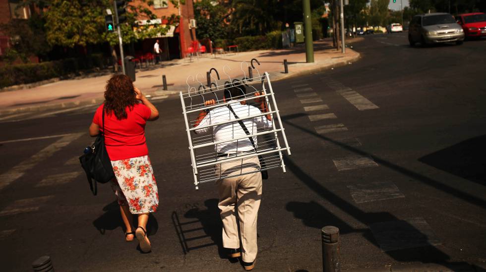 Dos vecinos del barrio de Entrevías (Madrid).