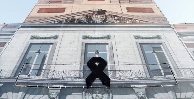 Sede del Gobierno de la Comunidad de Madrid con un crespón negro.
