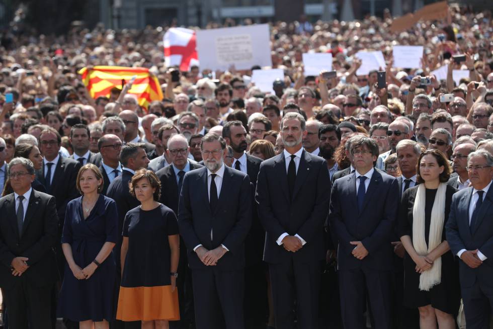 Felipe VI, Mariano Rajoy, Soraya Saénz de Santamaria, Zoido, Puigdemont, Colau y Forcadell, durante el minuto de silencio en la plaza de Catalunya.