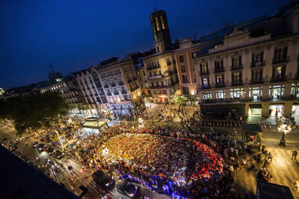 Homenaje a las víctimas en la Rambla. 