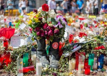 Barcelona retira avui els memorials espontanis a les víctimes de la Rambla