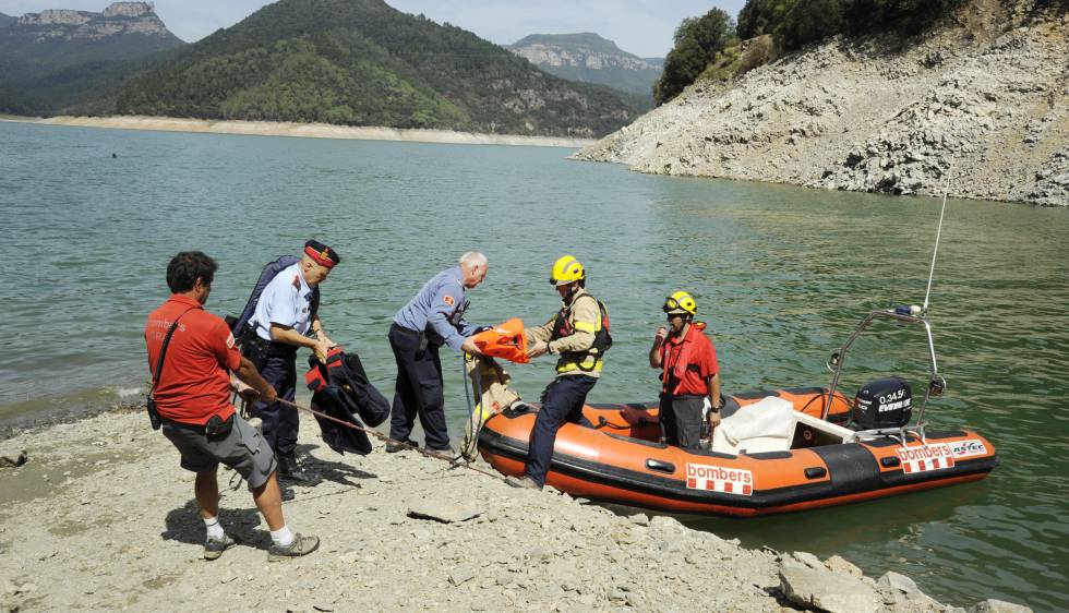 Mossos y bomberos participan en las labores de búsqueda de la pareja desaparecida.