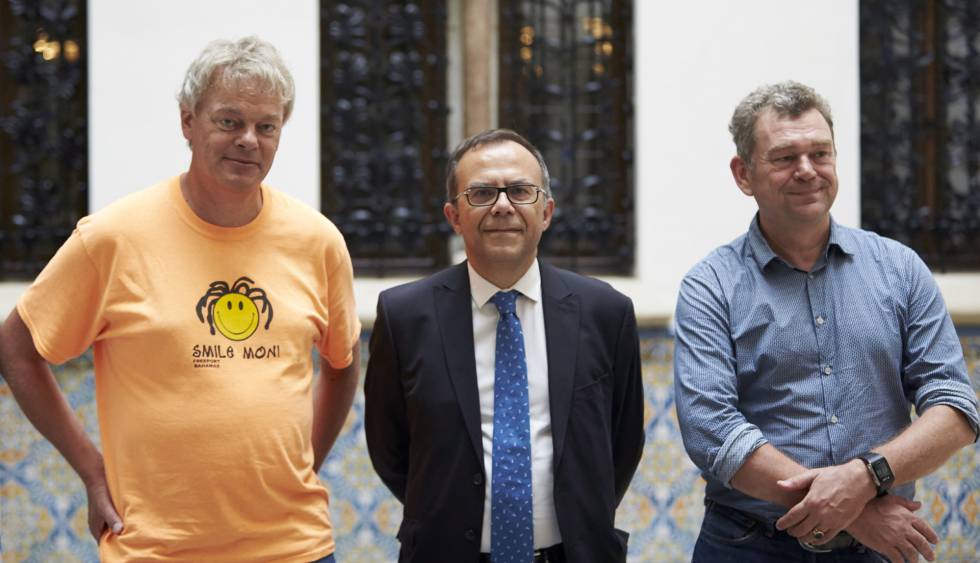 Edvar Moser (i), el director del IBEC, Josep Samitier (c) y el neurocientífico Paul Verschure (d). 