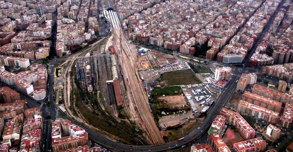 Al fondo, la Estació del Nord y la playa de vías en Valencia en una imagen de 2008.
