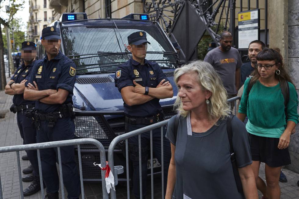 Las concejalas de la CUP, María Jose Lechay Maria Rovira, en una protesta en la Delegación del Gobierno.