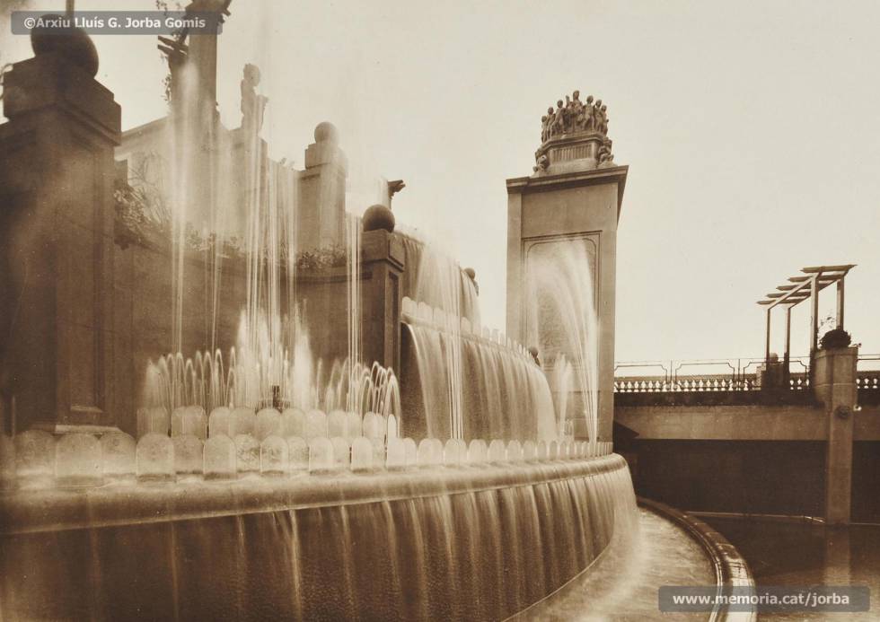 El monument i la font quan es va inaugurar la terrassa en 1933.