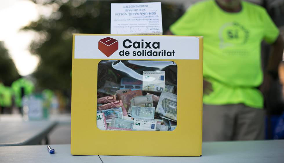 Recogida de dinero para costear las multas del 'expresident' Artur Mas y el resto de condenados por el 9-N, ayer en Barcelona.