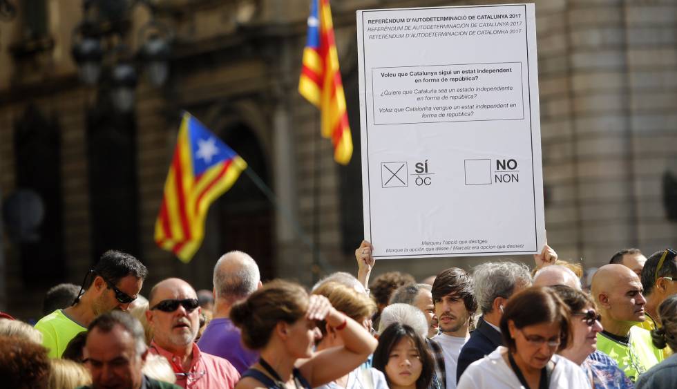 La alcaldesa de Barcelona y el 'president' Puigdemont reciben a los 700 ediles favorables al referéndum y que están citados p 1505552684_829426_1505553528_noticia_normal
