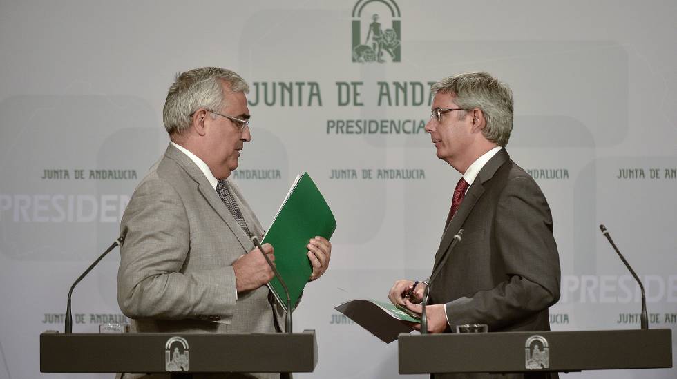 El consejero de Economía, Antonio Ramírez de Arellano (i), y el portavoz de la Junta, Juan Carlos Blanco, en Sevilla. 