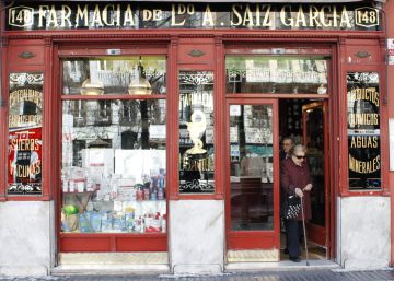 Una cliente sale de la farmacia que inspiró la serie televisiva de Antonio Mercero en los 90.