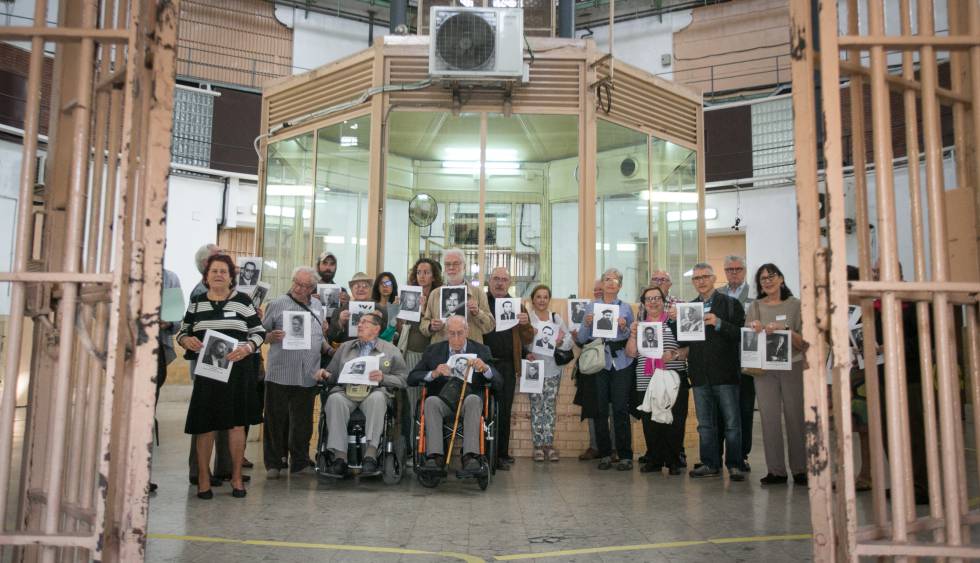 Los participantes en la protesta muestran fotografías de los presos olvidados.