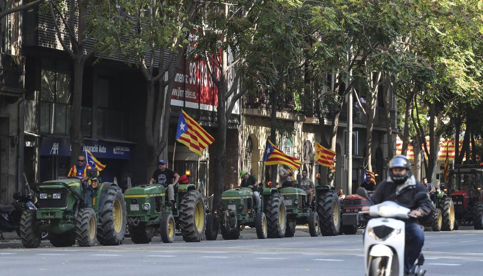 Los tractores entran en Barcelona para defender el referéndum 1506678753_095396_1506679433_noticia_normal