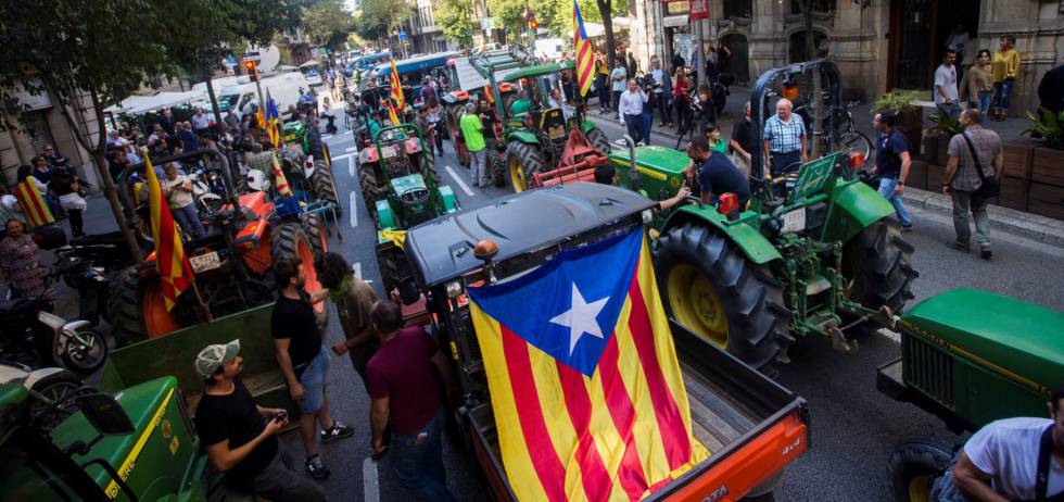 Varios tractores son interceptados por los Mossos d'Esquadra en las calles de Barcelona.