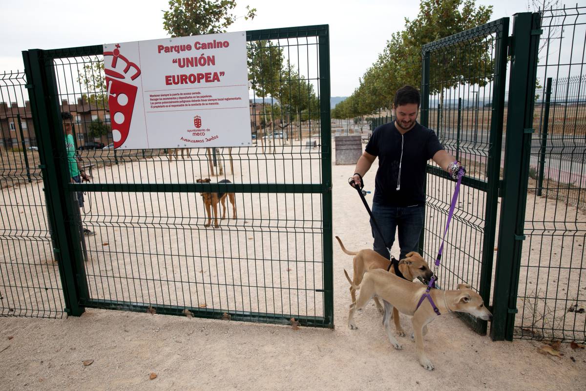 Vecinos de Meco sacan sus perros al parque canino Uni&oacute;n Europea.