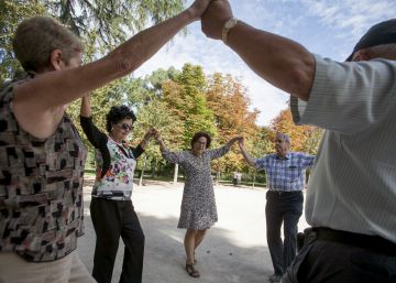 Miembros del Cercle Catal&agrave; de Madrid bailan una sardana en el parque del Retiro este domingo.