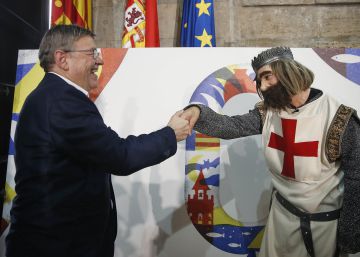 Jaume I, interpretado por Eugeni Alemany, recibe a los visitantes en el Palau de la Generalitat