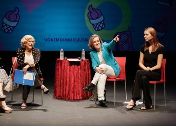 La alcaldesa Manuela Carmena con las socialistas Purificaci&oacute;n Causapi&eacute; y Mar Espinar. 