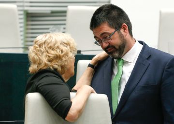 La alcaldesa de Madrid, Manuela Carmena, charla con el concejal Carlos S&aacute;nchez Mato. 