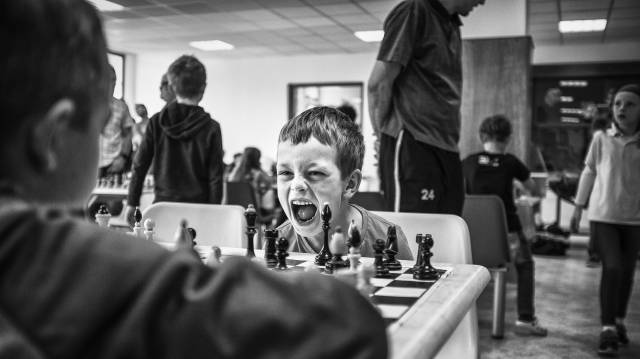 Segundo premio en la categoría Deportes por esta imagen de la emoción en un torneo de ajedrez de niños en Kamenice, República Checa.