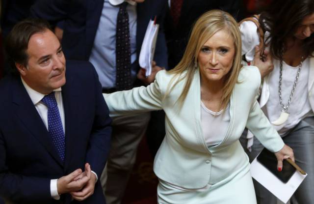 Cristina Cifuentes abraza a Jaime Gonz&aacute;lez Taboada en 2015.