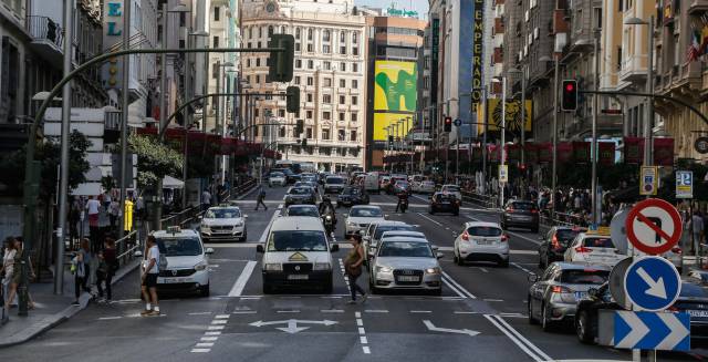 irculaci&oacute;n de veh&iacute;culos y peatones en la Gran V&iacute;a madrile&ntilde;a.