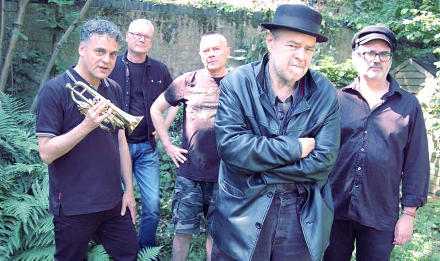 Pere Ubu, el colectivo que lidera el estadounidense David Thomas (en el centro, con sombrero). 