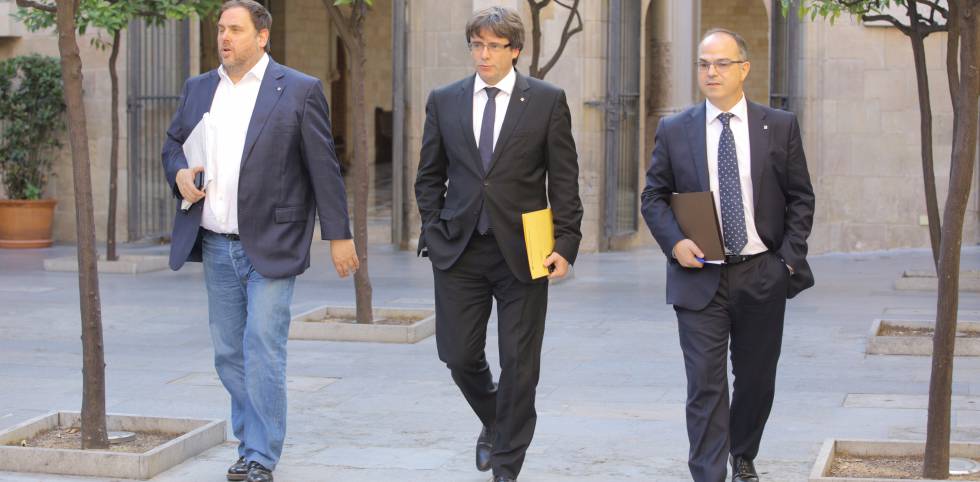 Oriol Junqueras, Carles Puigdemont y Jordi Turull a su llegada a la reunión del Govern este martes. 