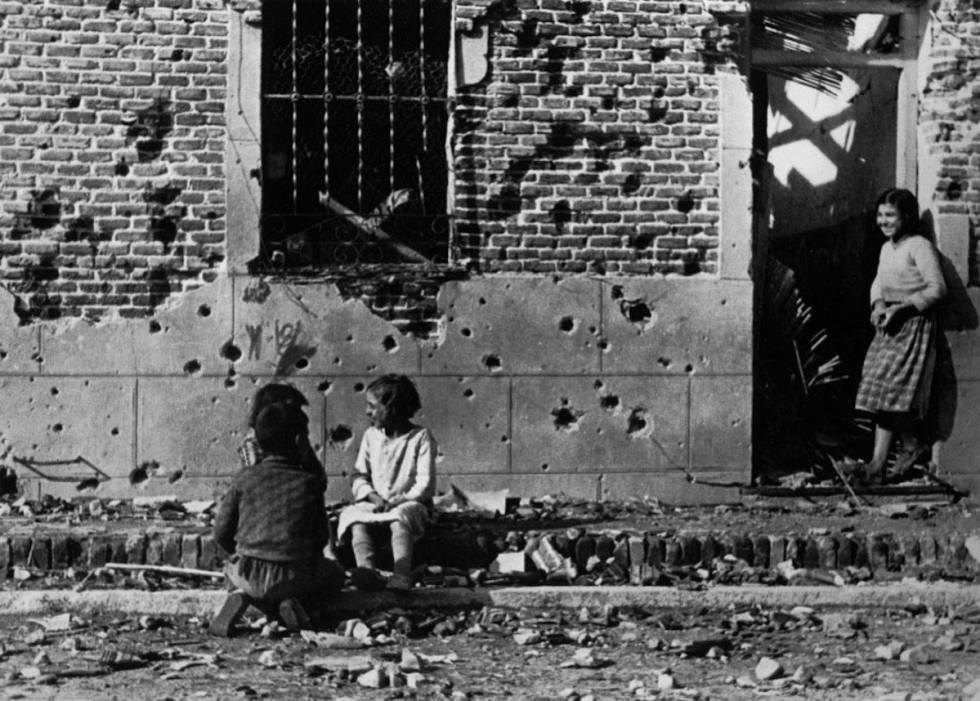 Fotografía de Robert Capa de la vivienda de Vallecas durante la Guerra Civil.