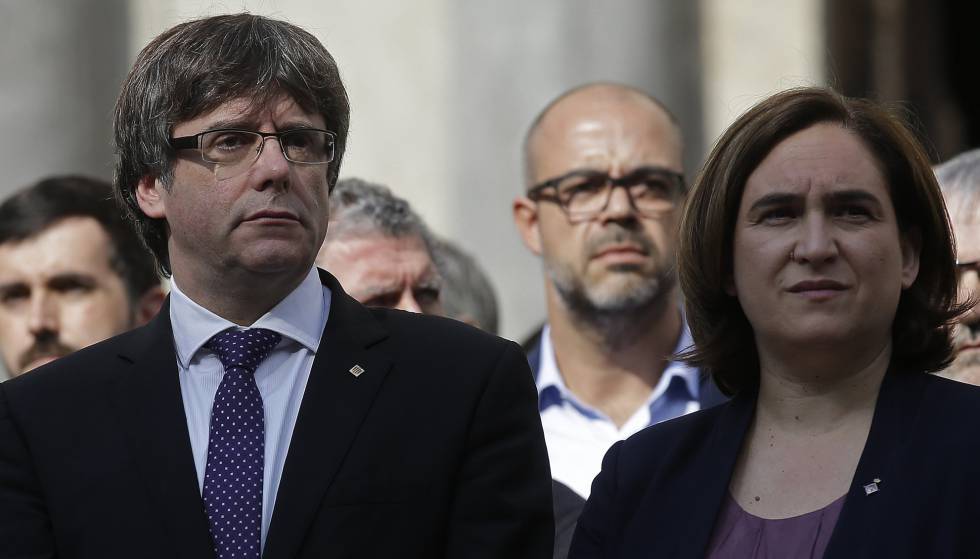 Ada Colau junto a Carles Puigdemont en la concentración en protesta por el encarcelamiento de Jordi Sánchez y Jordi Cuixart.