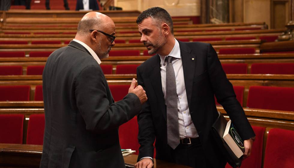 Santi Vila, hablando con Lluís Corominas en el Parlament.