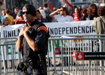 Cientos de manifestantes ovacionan a alcaldes soberanistas ante el Parlament