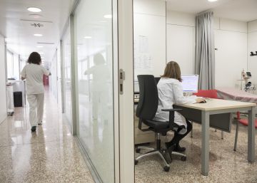Una doctora en una consulta de las urgencias del hospital de Bellvitge de Barcelona