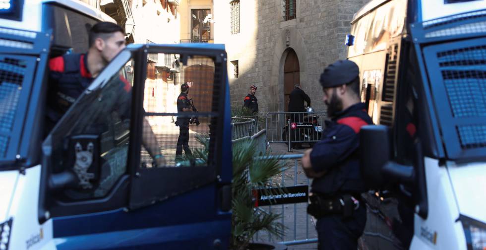 Mossos d'Esquadra en la plaza del Palau de la Generalitat, en Barcelona.