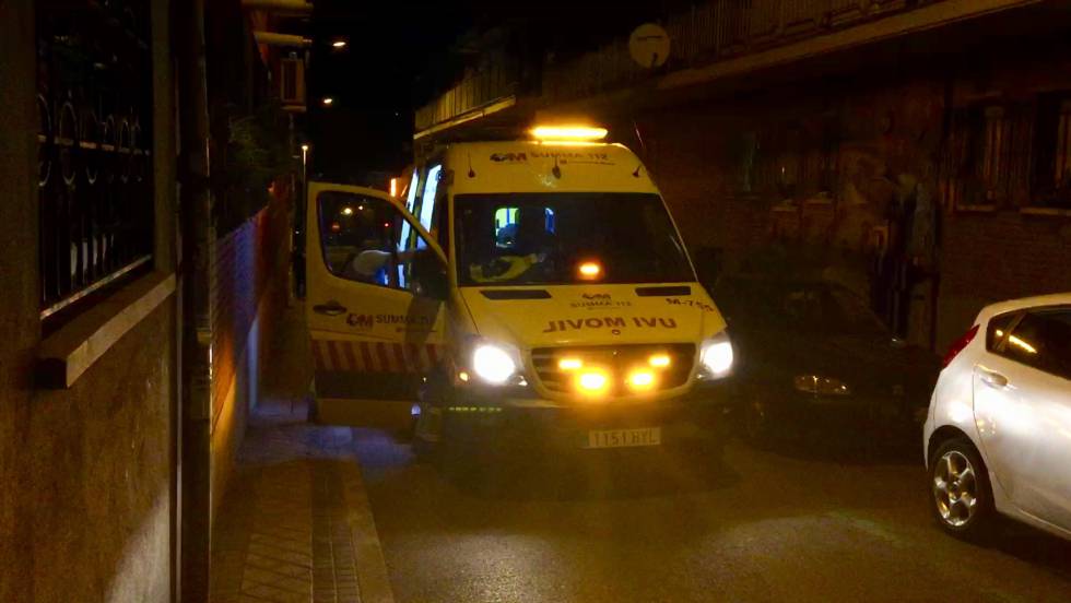 La ambulancia del Summa, delante del domicilio donde se produjo la muerte.