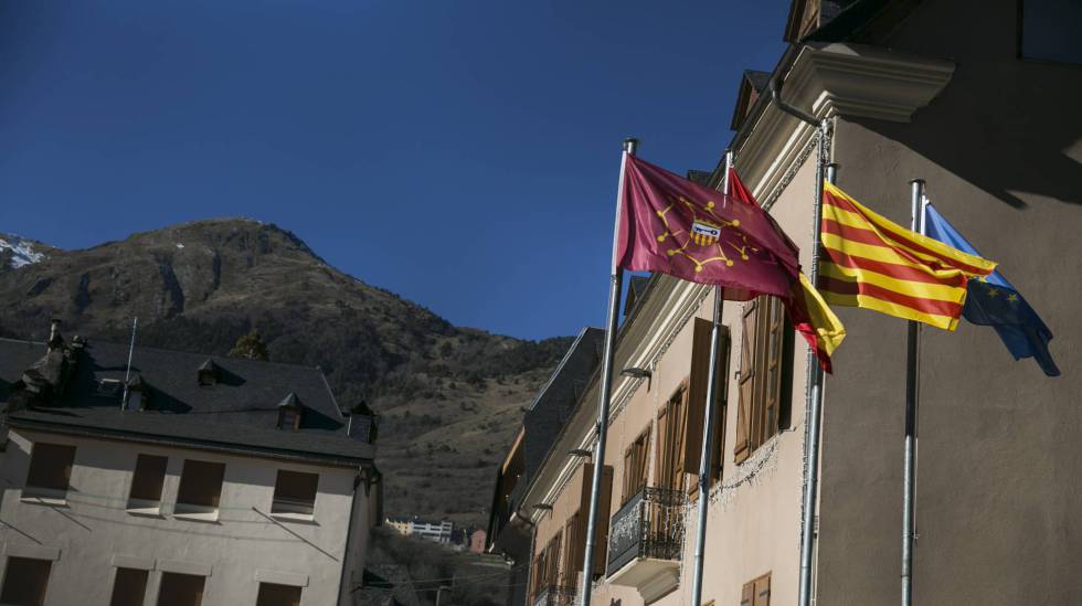 Banderas ante el edificio del Gobierno de la comarca de Arán en Vielha, Lleida.